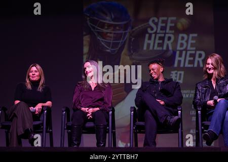 Healdsburg, États-Unis. 07 décembre 2024. 'SEE HER BE HER', un documentaire sur le baseball féminin, réalisé et produit par le photographe acclamé Jean Fruth, est projeté au Raven Performing Arts Theater à Healdsburg, Calif, le 7 décembre 2024. Un panel avec (de gauche à droite) Jean Fruth, Julie Croteau, Tamara Holmes et Alex Oglesby se déroule après la projection du film. (Photo de Penny Collins/NurPhoto) crédit : NurPhoto SRL/Alamy Live News Banque D'Images