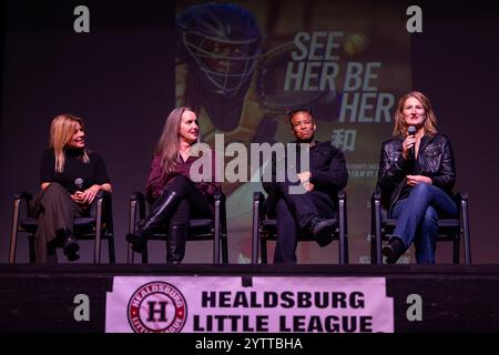 Healdsburg, États-Unis. 07 décembre 2024. 'SEE HER BE HER', un documentaire sur le baseball féminin, réalisé et produit par le photographe acclamé Jean Fruth, est projeté au Raven Performing Arts Theater à Healdsburg, Calif, le 7 décembre 2024. Un panel avec (de gauche à droite) Jean Fruth, Julie Croteau, Tamara Holmes et Alex Oglesby se déroule après la projection du film. (Photo de Penny Collins/NurPhoto) crédit : NurPhoto SRL/Alamy Live News Banque D'Images