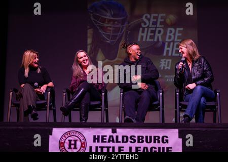 Healdsburg, États-Unis. 07 décembre 2024. 'SEE HER BE HER', un documentaire sur le baseball féminin, réalisé et produit par le photographe acclamé Jean Fruth, est projeté au Raven Performing Arts Theater à Healdsburg, Calif, le 7 décembre 2024. Un panel avec (de gauche à droite) Jean Fruth, Julie Croteau, Tamara Holmes et Alex Oglesby se déroule après la projection du film. (Photo de Penny Collins/NurPhoto) crédit : NurPhoto SRL/Alamy Live News Banque D'Images