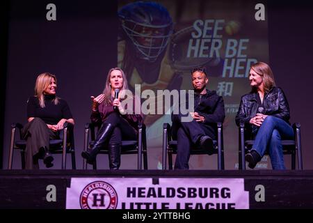 Healdsburg, États-Unis. 07 décembre 2024. 'SEE HER BE HER', un documentaire sur le baseball féminin, réalisé et produit par le photographe acclamé Jean Fruth, est projeté au Raven Performing Arts Theater à Healdsburg, Calif, le 7 décembre 2024. Un panel avec (de gauche à droite) Jean Fruth, Julie Croteau, Tamara Holmes et Alex Oglesby se déroule après la projection du film. (Photo de Penny Collins/NurPhoto) crédit : NurPhoto SRL/Alamy Live News Banque D'Images