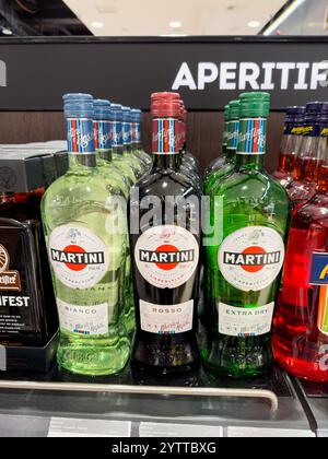 Rodos, Grèce - 01.10.2024 : exposition de bouteilles de Martini dans une allée bien organisée de magasin de vins et spiritueux avec diverses variétés, y compris Bianco, Rosso, et Banque D'Images