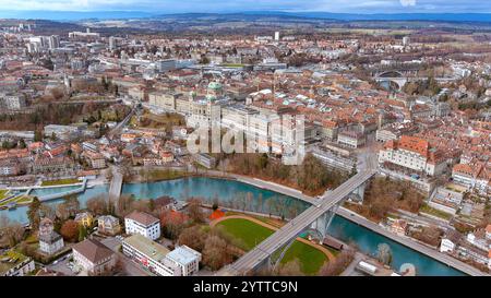 Superbe photo aérienne de Berne, en Suisse, avec le Palais fédéral, la vieille ville historique et le pittoresque pont de l'Aar. Banque D'Images