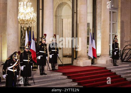 Paris, France. 07 décembre 2024. La Garde républicaine française vue à l'entrée de l'Elysée. Le président français Emmanuel Macron a reçu le président ukrainien Volodymyr Zelensky pour une réunion à l’Elysée, avant la cérémonie de réouverture de la cathédrale notre-Dame de Paris. Crédit : SOPA images Limited/Alamy Live News Banque D'Images