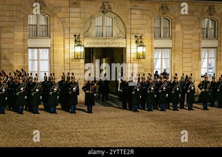 Paris, France. 07 décembre 2024. La Garde républicaine française vue dans la cour du palais de l'Elysée. Le président français Emmanuel Macron a reçu le président ukrainien Volodymyr Zelensky pour une réunion à l’Elysée, avant la cérémonie de réouverture de la cathédrale notre-Dame de Paris. Crédit : SOPA images Limited/Alamy Live News Banque D'Images