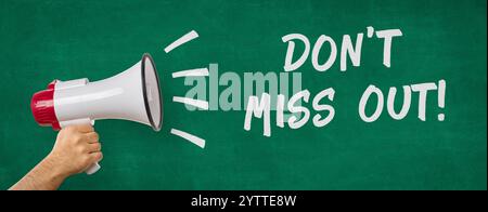 Un homme tenant un mégaphone - ne manquez pas Banque D'Images