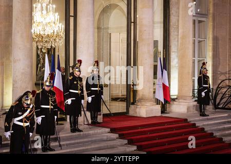 Paris, France. 07 décembre 2024. La Garde républicaine française vue à l'entrée de l'Elysée. Le président français Emmanuel Macron a reçu le président ukrainien Volodymyr Zelensky pour une réunion à l’Elysée, avant la cérémonie de réouverture de la cathédrale notre-Dame de Paris. (Photo de Telmo Pinto/SOPA images/SIPA USA) crédit : SIPA USA/Alamy Live News Banque D'Images