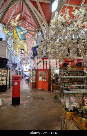 Le marché couvert Oxford avec décorations Alice au pays des merveilles et une boîte aux lettres rouge Banque D'Images