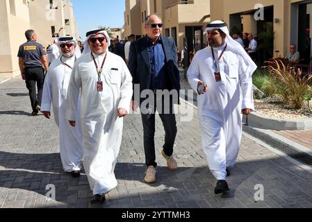 Abu Dhabi, Abu Dhabi. 08 décembre 2024. Le prince héritier Shaikh Salman bin Isa Hamad Al Khalifa (BRN) (à gauche) avec Gerhard Berger (AUT) (au centre). 08.12.2024. Championnat du monde de formule 1, Rd 24, Abu Dhabi Grand Prix, circuit Yas Marina, Abu Dhabi, jour de la course. Le crédit photo devrait se lire : XPB/Alamy Live News. Banque D'Images