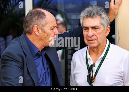 Abu Dhabi, Abu Dhabi. 08 décembre 2024. (De gauche à droite) : Gerhard Berger (AUT) avec Julian Jakobi (GBR). 08.12.2024. Championnat du monde de formule 1, Rd 24, Abu Dhabi Grand Prix, circuit Yas Marina, Abu Dhabi, jour de la course. Le crédit photo devrait se lire : XPB/Alamy Live News. Banque D'Images