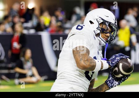 Indianapolis, Indiana, États-Unis. 07 décembre 2024. Harrison Wallace III (6), receveur de Penn State Wide, attrape le ballon lors d'un match de football NCAA entre les Nittany Lions de Penn State et les Oregon Ducks au Lucas Oil Stadium à Indianapolis, Indiana. John Mersits/CSM/Alamy Live News Banque D'Images
