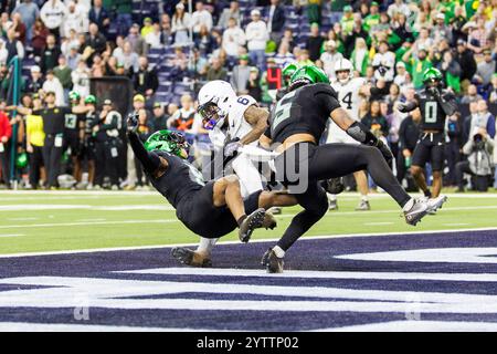 Indianapolis, Indiana, États-Unis. 07 décembre 2024. Harrison Wallace III (6), receveur de Penn State Wide, attrape le touchdown alors que les Oregon Defenders poursuivent lors d'un match de football de la NCAA entre les Penn State Nittany Lions et les Oregon Ducks au Lucas Oil Stadium à Indianapolis, Indiana. John Mersits/CSM/Alamy Live News Banque D'Images