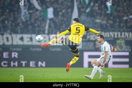 Mönchengladbach, Allemagne. 07 décembre 2024. Ramy Bensebaini (BVB) Kevin Stöger (BMG) Borussia Mönchengladbach - Borussia Dortmund 07.12.2024 Copyrigh Banque D'Images