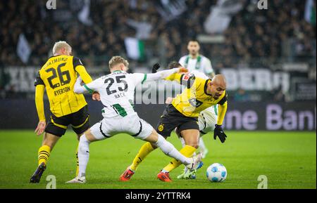 Mönchengladbach, Allemagne. 07 décembre 2024. Julian Ryerson (BVB) Robin Hack (BMG) Donyell Malen (BVB) Borussia Mönchengladbach - Borussia Dortmund 07. Banque D'Images