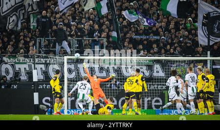 Mönchengladbach, Allemagne. 07 décembre 2024. Robin Hack (BMG) trifft die Querlatte gegen Gregor Kobel (BVB) Borussia Mönchengladbach - Borussia Dortmun Banque D'Images