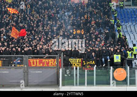 7 décembre 2024, stade Olimpico, Rome, Italie ; Serie A Enilive Football match ; Roma contre Lecce ; supporters de Lecce Banque D'Images