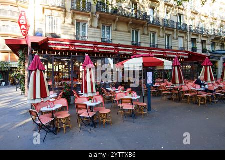 Paris, France-25 août 2024 : le Café Marceau est un café traditionnel français situé sur l'avenue Marceau dans le 16ème arrondissement de Paris. Banque D'Images