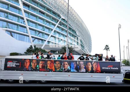 Abu Dhabi, Abu Dhabi. 08 décembre 2024. Défilé des conducteurs. Championnat du monde de formule 1, Rd 24, Abu Dhabi Grand Prix, dimanche 8 décembre 2024. Circuit de Yas Marina, Abu Dhabi, Émirats arabes Unis. Crédit : James Moy/Alamy Live News Banque D'Images