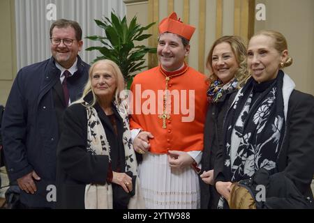 7 décembre 2024 Palais apostolique - salle de bénédiction son Éminence le Cardinal Frank Leo, Archevêque de Toronto au Canada avec sa famille lors de la visite de courtoisie. Banque D'Images