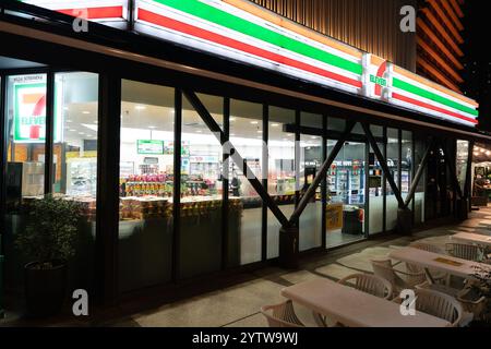 KUALA LUMPUR, MALAISIE - 08 NOVEMBRE 2023 : magasin 7-Eleven à Kuala Lumpur. 7-Eleven est une chaîne mondiale de magasins de proximité offrant des collations, des boissons et Banque D'Images