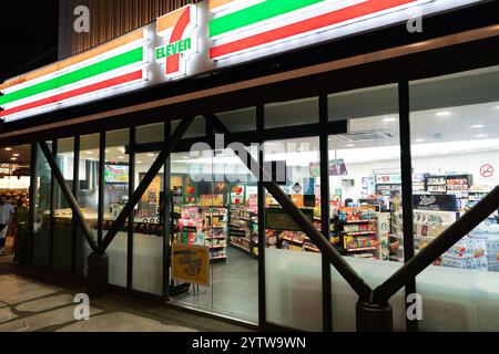 KUALA LUMPUR, MALAISIE - 08 NOVEMBRE 2023 : magasin 7-Eleven à Kuala Lumpur. 7-Eleven est une chaîne mondiale de magasins de proximité offrant des collations, des boissons et Banque D'Images