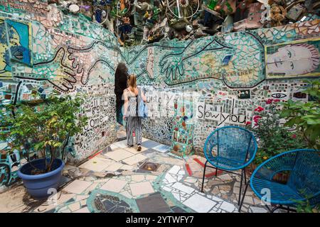Voyage d'une jeune femme, vue arrière d'une jeune femme explorant les célèbres Magic Gardens dans le sud de Philadelphie, États-Unis Banque D'Images