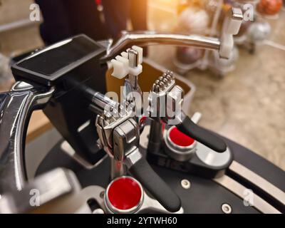 Cordes une raquette de badminton sur une machine à cordes de raquettes. Banque D'Images
