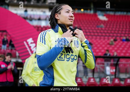 ALKMAAR, PAYS-BAS - 8 DÉCEMBRE : Kian Fitz-Jim de l'AFC Ajax regarde avant le match néerlandais Eredivisie entre l'AZ Alkmaar et l'AFC Ajax au stade AFAS le 8 décembre 2024 à Alkmaar, pays-Bas. (Photo Ed van de Pol/Orange Pictures) Banque D'Images