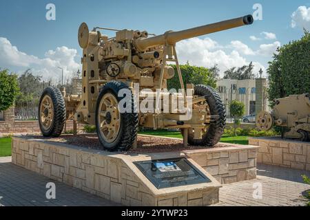 Canon d'artillerie allemand Flak 36 de 88 mm exposé au musée militaire d'El Alamein, en Égypte, une arme utilisée à la fois dans des rôles antiaériens et antichars pendant la seconde Guerre mondiale Banque D'Images