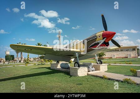 Avion de chasse Curtiss P-40B Kittyhawk de la seconde Guerre mondiale exposé au musée militaire d'El Alamein, en Égypte. Un avion historique symbolisant la campagne d'Afrique du Nord Banque D'Images