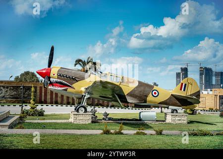 Avion de chasse Curtiss P-40B Kittyhawk de la seconde Guerre mondiale exposé au musée militaire d'El Alamein, en Égypte. Un avion historique symbolisant la campagne d'Afrique du Nord Banque D'Images