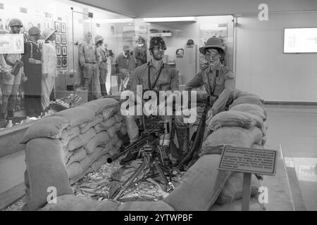 Musée militaire d'El Alamein, Égypte : les soldats de la seconde Guerre mondiale dans la guerre de tranchées exposent des uniformes, des armes de la campagne d'Afrique du Nord. Banque D'Images