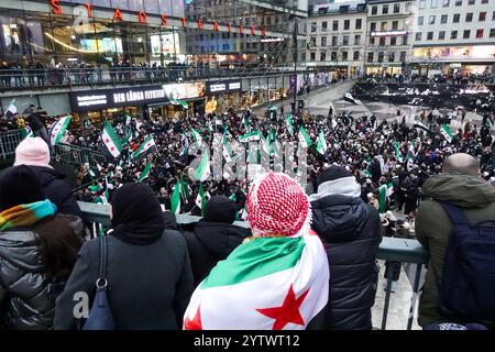 Stockholm, Suède - 12/2024 : manifestation et célébration du peuple syrien sur la place Sergels Torg, le jour de la chute du régime Assad en Syrie Banque D'Images