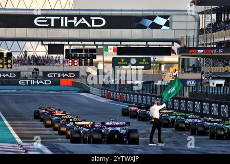 Abu Dhabi, Abu Dhabi. 08 décembre 2024. Le début de la course. 08.12.2024. Championnat du monde de formule 1, Rd 24, Abu Dhabi Grand Prix, circuit Yas Marina, Abu Dhabi, jour de la course. Le crédit photo devrait se lire : XPB/Alamy Live News. Banque D'Images