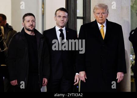 Paris, France. 7 décembre 2024. Le président français Emmanuel Macron (C), le président élu des États-Unis Donald Trump (R) et le président ukrainien Volodymyr Zelensky sont photographiés après leur rencontre à Paris, France, le 7 décembre 2024. Le président français Emmanuel Macron a tenu une réunion trilatérale samedi après-midi avec le président ukrainien Volodymyr Zelensky en visite et le président élu des États-Unis Donald Trump. Crédit : Xinhua/Alamy Live News Banque D'Images