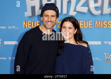 Tom Beck und Chryssanthi Kavazi BEI der Premiere des Animationsfilms Die Heinzels : Neue Mützen, Neue Mission im Cinedom. Köln, 08.12.2024 *** Tom Beck et Chryssanthi Kavazi à la première du film d'animation Die Heinzels Neue Mützen, Neue Mission au Cinedom Cologne, 08 12 2024 Foto:XR.xSchmiegeltx/xFuturexImagex heinzels 4218 Banque D'Images