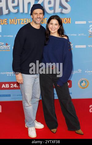 Tom Beck und Chryssanthi Kavazi BEI der Premiere des Animationsfilms Die Heinzels : Neue Mützen, Neue Mission im Cinedom. Köln, 08.12.2024 *** Tom Beck et Chryssanthi Kavazi à la première du film d'animation Die Heinzels Neue Mützen, Neue Mission au Cinedom Cologne, 08 12 2024 Foto:XR.xSchmiegeltx/xFuturexImagex heinzels 4215 Banque D'Images