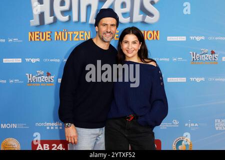 Tom Beck und Chryssanthi Kavazi BEI der Premiere des Animationsfilms Die Heinzels : Neue Mützen, Neue Mission im Cinedom. Köln, 08.12.2024 *** Tom Beck et Chryssanthi Kavazi à la première du film d'animation Die Heinzels Neue Mützen, Neue Mission au Cinedom Cologne, 08 12 2024 Foto:XR.xSchmiegeltx/xFuturexImagex heinzels 4217 Banque D'Images