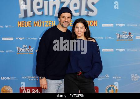 Tom Beck und Chryssanthi Kavazi BEI der Premiere des Animationsfilms Die Heinzels : Neue Mützen, Neue Mission im Cinedom. Köln, 08.12.2024 *** Tom Beck et Chryssanthi Kavazi à la première du film d'animation Die Heinzels Neue Mützen, Neue Mission au Cinedom Cologne, 08 12 2024 Foto:XR.xSchmiegeltx/xFuturexImagex heinzels 4216 Banque D'Images