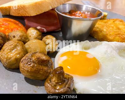 Petit déjeuner anglais servi toute la journée dans un restaurant. Banque D'Images