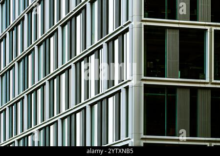 Façade contemporaine d'immeuble de bureaux avec panneaux verticaux et grandes fenêtres en verre Banque D'Images