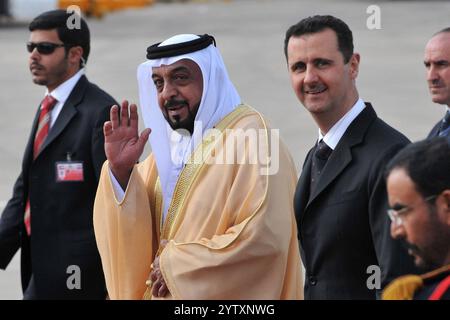 Damas, Syrie. 08 décembre 2024. En un peu plus de dix jours, les rebelles syriens ont pris le contrôle des principales villes syriennes, y compris la capitale Damas samedi soir. Le président Bachar al-Assad, au pouvoir depuis 2000, a fui le pays, selon la Russie - DOSSIER - le président syrien Bachar Al-Assad reçoit le président des Émirats arabes Unis Cheikh Khalifa Bin Zayed Al Nahyan alors qu'il arrive à Damas, Syrie le 28 mars 2008 pour assister au 20ème sommet des dirigeants de la Ligue arabe. Photo de Ammar Abd Rabbo/ABACAPRESS. COM Credit : Abaca Press/Alamy Live News Banque D'Images