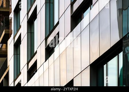 Façade de bâtiment en verre moderne avec panneaux réfléchissants et design architectural minimaliste Banque D'Images