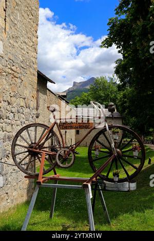 Enceinte fortifiée, la tour gravier. Décoration pour bicyclettes. Alpes-de-haute-Provence, France Banque D'Images