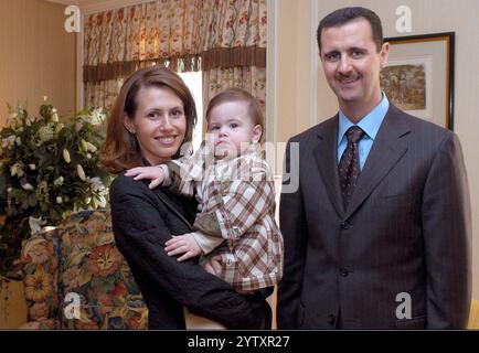 Le chef de l’Etat syrien Bachar al-Assad et sa femme née à Londres Asma al-Assad semblent vivre dans une bulle psychologique surréaliste, à l’abri de la violence grotesque qui a coûté la vie à 8 000 Syriens, selon une cache de quelque 3 000 e-mails et documents présumés obtenus par des activistes syriens et publiés par le numéro du Guardian du 15 mars 2012. Photo du dossier : © Ammar Abd Rabbo/ABACA. EXCLUSIF. 40867-10. Londres-Royaume-Uni, 18/12/2002. Le président syrien Bachar Al Assad pose avec sa femme Asma et leur fils d'un an Hafez à Londres avant leur départ après une visite de trois jours. Banque D'Images