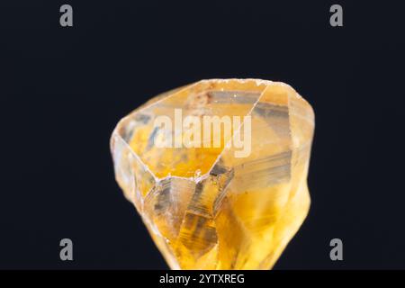 gros plan de l'échantillon de minéral naturel de la collection géologique - cristal de citrine (quartz jaune) non poli Banque D'Images