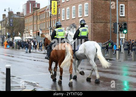 Londres, Royaume-Uni. 08 décembre 2024. La police montée devant le stade avant le match de Tottenham Hotspur FC contre Chelsea FC English premier League au Tottenham Hotspur Stadium, Londres, Angleterre, Royaume-Uni le 8 décembre 2024 Credit : Every second Media/Alamy Live News Banque D'Images