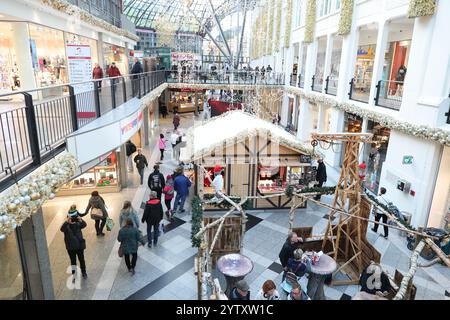 Jena, Allemagne. 08 décembre 2024. Les visiteurs de la Goethegalerie marchent à travers le centre commercial dans le centre-ville le dimanche ouvert du 2ème Avent. Crédit : Bodo Schackow/dpa/Alamy Live News Banque D'Images