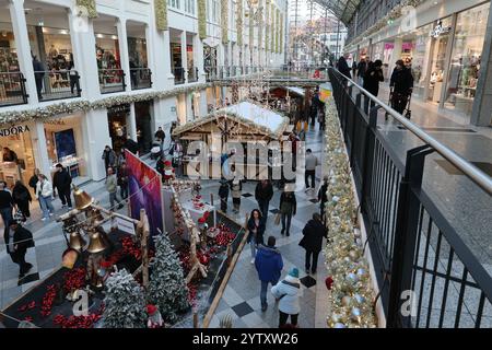 Jena, Allemagne. 08 décembre 2024. Les visiteurs de la Goethegalerie marchent à travers le centre commercial dans le centre-ville le dimanche ouvert du 2ème Avent. En Thuringe, la loi sur l'ouverture des magasins autorise l'ouverture des magasins le dimanche du premier ou du deuxième avènement. Crédit : Bodo Schackow/dpa/Alamy Live News Banque D'Images