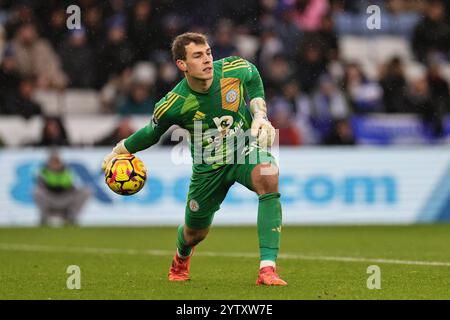 Leicester, Royaume-Uni. 08 décembre 2024. Mads Hermansen de Leicester City lors du match de premier League entre Leicester City et Brighton & Hove Albion au King Power Stadium de Leicester, en Angleterre. (James Holyoak/SPP) crédit : SPP Sport Press photo. /Alamy Live News Credit : SPP Sport Press photo. /Alamy Live News Banque D'Images