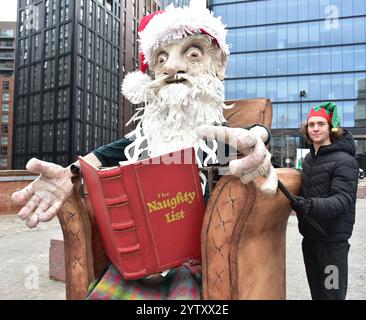 Manchester, Royaume-Uni, 8 décembre 2024. Les participants colorés et festifs de la Parade de Noël de Manchester, qui en est maintenant à sa troisième année, ont quitté la cathédrale de Manchester à 13h le dimanche 8 décembre pour une visite du centre-ville, divertissant les foules massives. Le conseil municipal de Manchester a organisé le défilé avec des groupes tels que Walk the Plank, Global Groove, Handmade Parade et Fools Paradise. Crédit : Terry Waller/Alamy Live News Banque D'Images